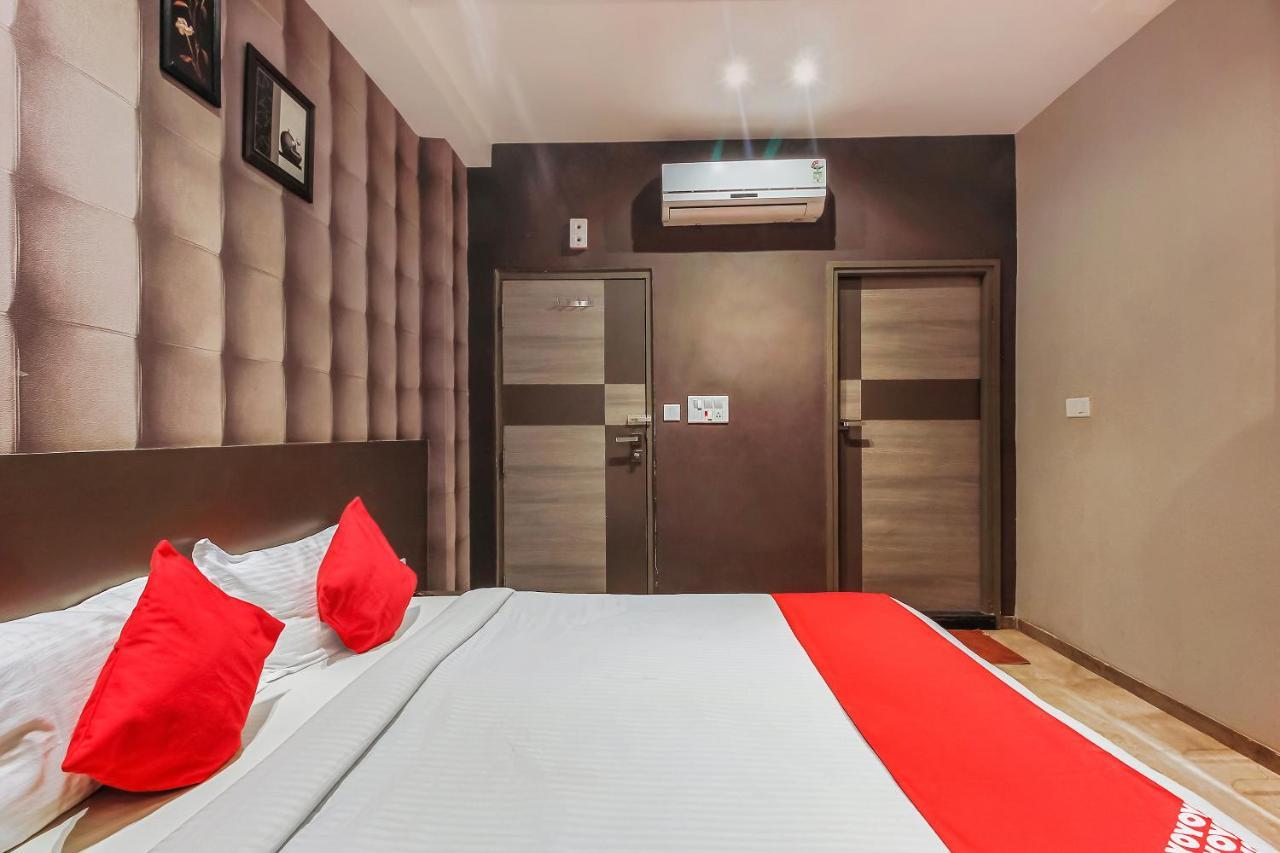Oyo 26991 Stanza Luxurios Stay Zahirabad Exterior photo
